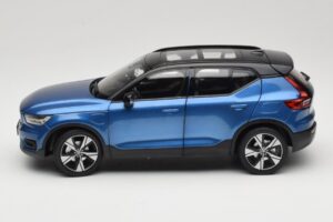 Volvo XC40 Recharge Blauw Metallic Paudi Model 1:18 2562373 Metaal — afbeelding 4 van 8