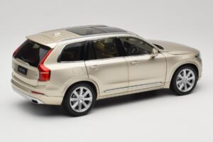 Volvo XC90 Luminous Sand Yellow Paudi Model 1:18 9430841 Metaal — afbeelding 3 van 8