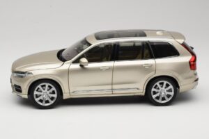 Volvo XC90 Luminous Sand Yellow Paudi Model 1:18 9430841 Metaal — afbeelding 4 van 8