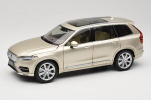 Volvo XC90 Luminous Sand Yellow Paudi Model 1:18 9430841 Metaal