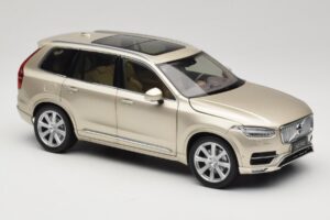 Volvo XC90 Luminous Sand Yellow Paudi Model 1:18 9430841 Metaal — afbeelding 6 van 8