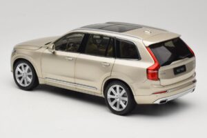 Volvo XC90 Luminous Sand Yellow Paudi Model 1:18 9430841 Metaal — afbeelding 7 van 8