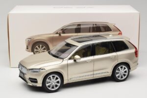 Volvo XC90 Luminous Sand Yellow Paudi Model 1:18 9430841 Metaal — afbeelding 8 van 8