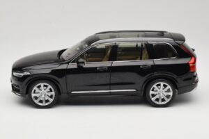 Volvo XC90 Onyx Black Paudi Model 1:18 9430842 Metaal — afbeelding 4 van 8