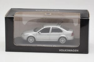 Volkswagen Bora Reflex Zilver Minichamps 1:43 81982223S Metaal — afbeelding 4 van 4
