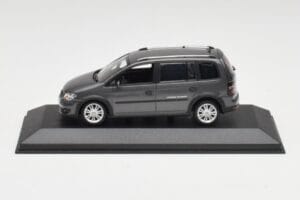 Volkswagen Cross Touran Platinum Grijs Minichamps 1:43 400056170 Metaal