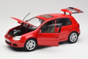 Volkswagen Golf Mk5 4-Door Tornado Rood Bburago 1:18 GOLF001 Metaal — afbeelding 2 van 8