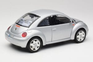 Volkswagen New Beetle Reflex Zilver Metallic Bburago 1:18 3322 Metaal — afbeelding 3 van 8