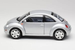 Volkswagen New Beetle Reflex Zilver Metallic Bburago 1:18 3322 Metaal — afbeelding 4 van 8