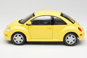 Volkswagen New Beetle Geel Maisto 1:18 37800-M4 Metaal — afbeelding 4 van 8