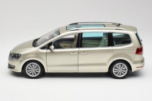 Volkswagen Sharan 7N Reflex Zilver Metallic Minichamps 1:18 110051002 Metaal — afbeelding 4 van 8