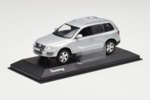 Volkswagen Touareg Reflex Zilver Minichamps 1:43 68625 Metaal — afbeelding 2 van 4