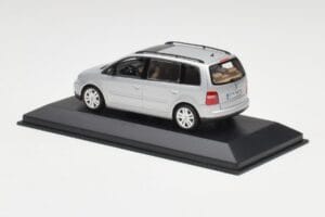 Volkswagen Touran Reflex Zilver Minichamps 1:43 TOURAN001 Metaal — afbeelding 3 van 4