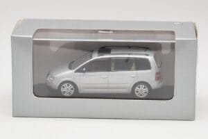 Volkswagen Touran Reflex Zilver Minichamps 1:43 TOURAN001 Metaal — afbeelding 4 van 4
