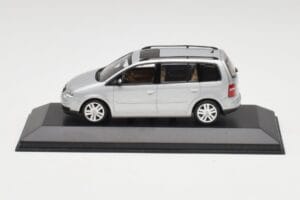 Volkswagen Touran Reflex Zilver Minichamps 1:43 TOURAN001 Metaal