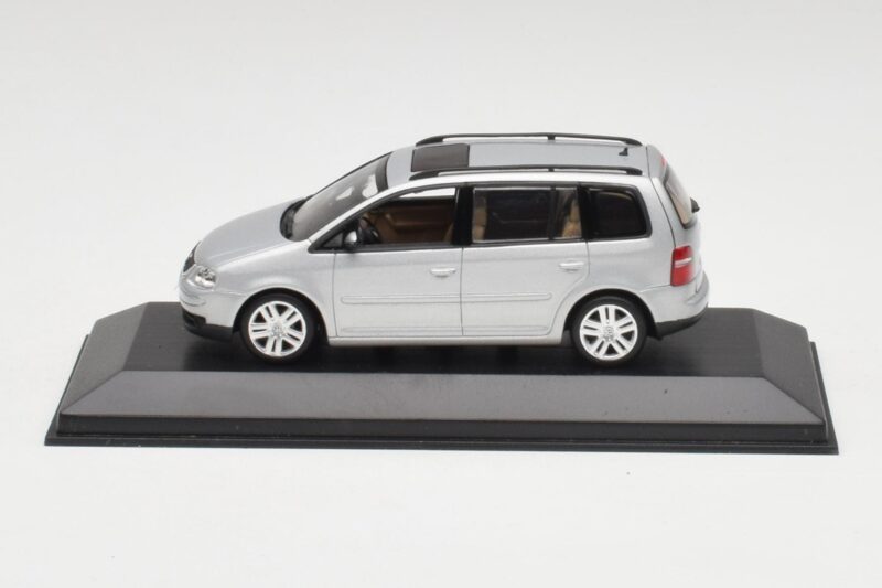Volkswagen Touran Reflex Zilver Minichamps 1:43 TOURAN001 Metaal