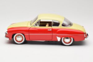 Wartburg 311 Coupe Rood & Beige Revell 1:18 8418 Metaal — afbeelding 4 van 8