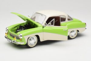 Wartburg 313 Pastelgroen over Beige Revell 1:18 9018 Metaal — afbeelding 2 van 8