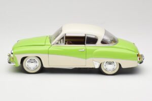 Wartburg 313 Pastelgroen over Beige Revell 1:18 9018 Metaal — afbeelding 4 van 8
