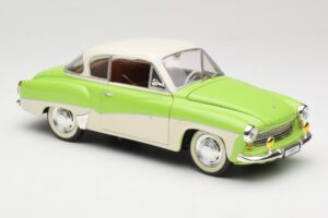 Wartburg 313 Pastelgroen over Beige Revell 1:18 9018 Metaal — afbeelding 6 van 8