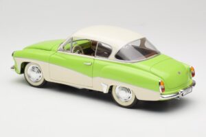 Wartburg 313 Pastelgroen over Beige Revell 1:18 9018 Metaal — afbeelding 7 van 8