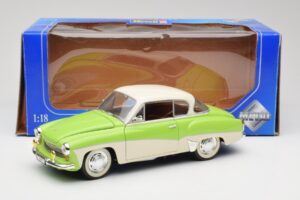 Wartburg 313 Pastelgroen over Beige Revell 1:18 9018 Metaal — afbeelding 8 van 8