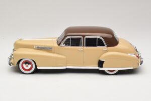 Cadillac Fleetwood Series 60 Special Beige MCG 1:18 MCG18656 Metaal — afbeelding 3 van 6