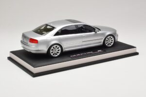 Audi A8 D3 W12 Ice Silver Metallic MotorHelix 1:18 MH030ISM Hars — afbeelding 3 van 7