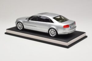 Audi A8 D3 W12 Ice Silver Metallic MotorHelix 1:18 MH030ISM Hars — afbeelding 5 van 7