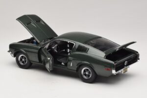 Ford Mustang GT Bullitt met Steve McQueen Figuur Greenlight 1:18 12885 Metaal — afbeelding 5 van 8