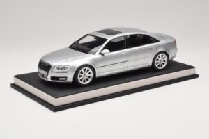 Audi A8 D3 W12 Ice Silver Metallic MotorHelix 1:18 MH030ISM Hars — afbeelding 2 van 7