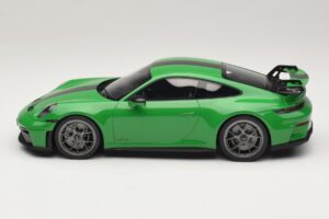 Porsche 911 992.2 GT3 Weissach Package Python Green GT Spirit 1:18 GT576 Hars — afbeelding 3 van 6