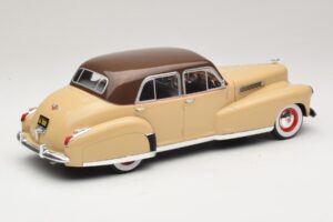 Cadillac Fleetwood Series 60 Special Beige MCG 1:18 MCG18656 Metaal — afbeelding 2 van 6