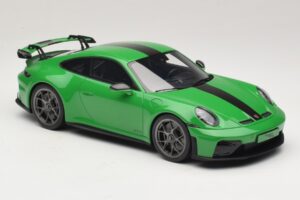 Porsche 911 992.2 GT3 Weissach Package Python Green GT Spirit 1:18 GT576 Hars — afbeelding 4 van 6