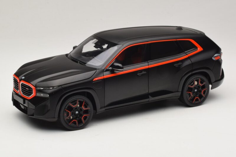 BMW XM G09 Matt Black Minichamps 1:18 110023301 Metaal