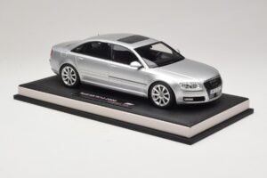 Audi A8 D3 W12 Ice Silver Metallic MotorHelix 1:18 MH030ISM Hars — afbeelding 4 van 7