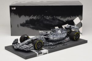 Alfa Romeo Orlen C42 R. Kubica Testing Barcelona 2022 Minichamps 1:18 117229988 Hars — afbeelding 7 van 7
