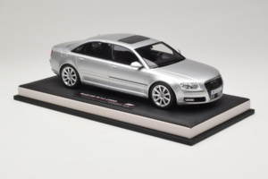 Audi A8 D3 W12 Ice Silver Metallic MotorHelix 1:18 MH030ISM Hars — afbeelding 4 van 7