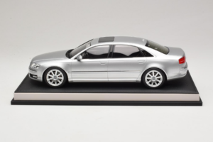 Audi A8 D3 W12 Ice Silver Metallic MotorHelix 1:18 MH030ISM Hars