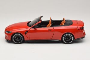 BMW M4 G83 Cabriolet Red Metallic Minichamps 1:18 110021030 Metaal — afbeelding 4 van 8