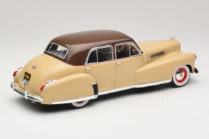 Cadillac Fleetwood Series 60 Special Beige MCG 1:18 MCG18656 Metaal — afbeelding 2 van 6