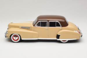 Cadillac Fleetwood Series 60 Special Beige MCG 1:18 MCG18656 Metaal — afbeelding 3 van 6