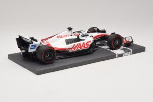 Haas VF-22 K. Magnussen Pole Position Brazilian GP 2022 Minichamps 1:18 117222120 Hars — afbeelding 2 van 7