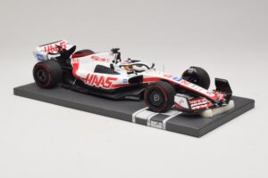 Haas VF-22 K. Magnussen Pole Position Brazilian GP 2022 Minichamps 1:18 117222120 Hars — afbeelding 4 van 7