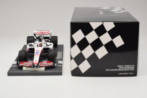 Haas VF-22 K. Magnussen Pole Position Brazilian GP 2022 Minichamps 1:18 117222120 Hars — afbeelding 6 van 7