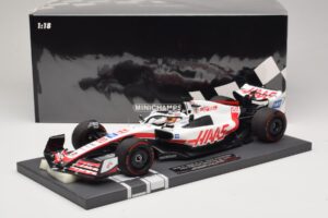 Haas VF-22 K. Magnussen Pole Position Brazilian GP 2022 Minichamps 1:18 117222120 Hars — afbeelding 7 van 7