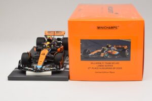 McLaren MCL60 #4 L. Norris 2nd Place Hungarian GP 2023 Minichamps 1:18 537233004 Hars — afbeelding 6 van 7