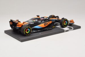 McLaren MCL60 #81 O. Piastri Hungarian GP 2023 Minichamps 1:18 537233081 Hars — afbeelding 2 van 7