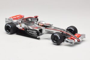 McLaren MP4/21 #3 K. Raikkonen 2006 Minichamps 1:18 530061803 Hars — afbeelding 4 van 7