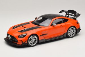 Mercedes AMG GT Black Series C190 Oranje met Zilveren Velgen Minichamps 1:18 110032024 Metaal